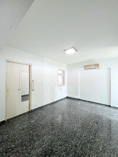 394 Bukit Batok West Avenue 5, 394 Bukit Batok West Avenue 5, 3 Bedrooms, 990 sqft, HDB Flat For Sale, by Raymond Tung, 500103734 - Master Bedroom - PropertyGuru.com.sg