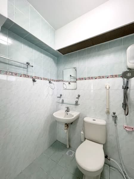 394 Bukit Batok West Avenue 5, 394 Bukit Batok West Avenue 5, 3 Bedrooms, 990 sqft, HDB Flat For Sale, by Raymond Tung, 500103734 - Master Bathroom - PropertyGuru.com.sg