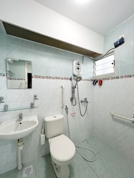 394 Bukit Batok West Avenue 5, 394 Bukit Batok West Avenue 5, 3 Bedrooms, 990 sqft, HDB Flat For Sale, by Raymond Tung, 500103734 - Master Bathroom - PropertyGuru.com.sg