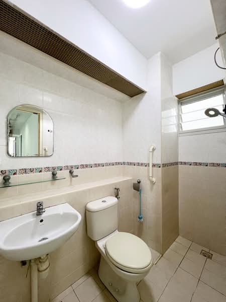 394 Bukit Batok West Avenue 5, 394 Bukit Batok West Avenue 5, 3 Bedrooms, 990 sqft, HDB Flat For Sale, by Raymond Tung, 500103734 - Common Bathroom - PropertyGuru.com.sg