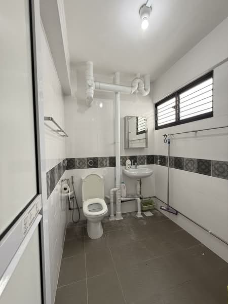108 Bukit Purmei Road, 108 Bukit Purmei Road, 3 Bedrooms, 1,119 sqft, HDB Flat For Rent, by Michelle Wong, 500103753 - Bathroom - PropertyGuru.com.sg