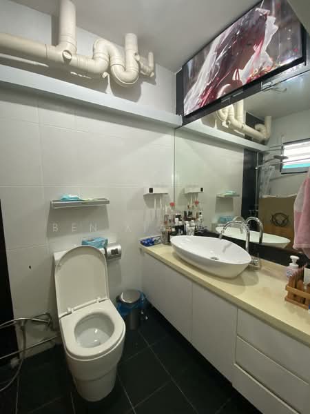 629 Jurong West Street 65, 629 Jurong West Street 65, 4 Bedrooms, 1,399 sqft, HDB Flat For Sale, by Ben XIA 夏天鹏, 500103765 - Master Bathroom - PropertyGuru.com.sg