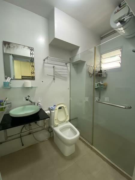 629 Jurong West Street 65, 629 Jurong West Street 65, 4 Bedrooms, 1,399 sqft, HDB Flat For Sale, by Ben XIA 夏天鹏, 500103765 - Common Bathroom - PropertyGuru.com.sg