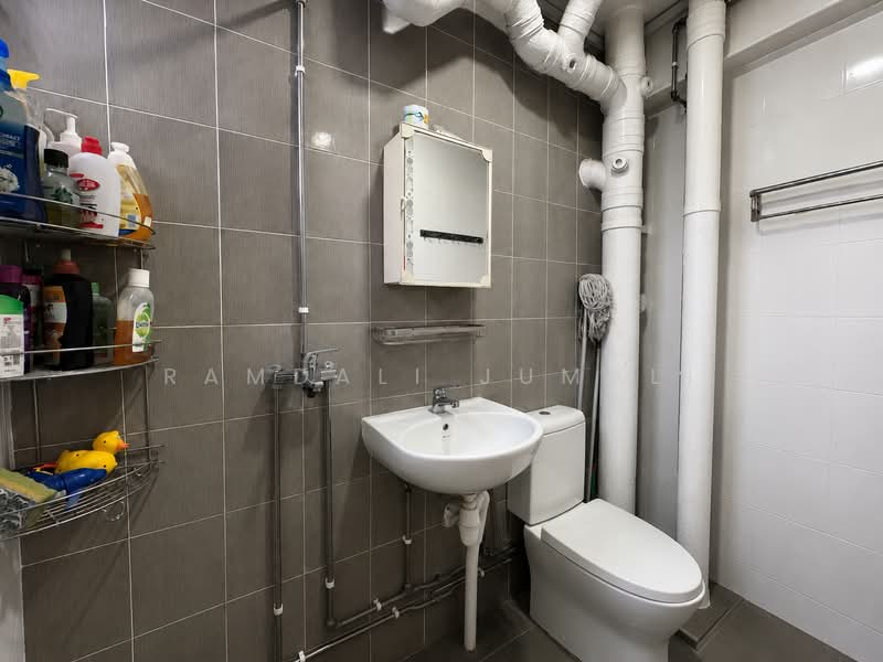 238 Lorong 1 Toa Payoh, 238 Lorong 1 Toa Payoh, 3 Bedrooms, 1,291 sqft, HDB Flat For Sale, by Ramdali Jumali, 500103776 - Bathroom - PropertyGuru.com.sg