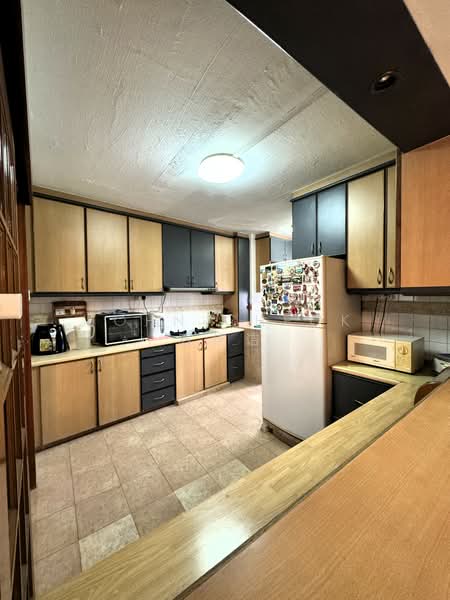 240 Lorong 1 Toa Payoh, 240 Lorong 1 Toa Payoh, 3 Bedrooms, 1,571 sqft, HDB Flat For Sale, by John Cheok 石伟诘, 500103806 - Kitchen - PropertyGuru.com.sg