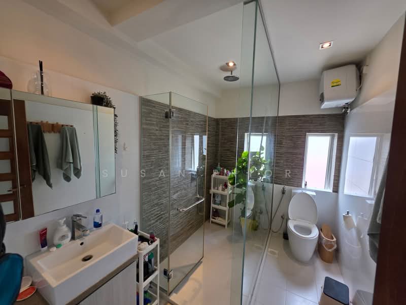 Larger Tiong Bahru HUGE Living, Nearby Tiong Bahru Road, 2 Bedrooms, 1,275 sqft, Conservation House For Rent, by Susan Prior, 500103819 - Bathroom - PropertyGuru.com.sg