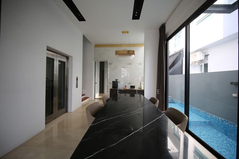 ⭐️ Modern Bungalow look-alike Semi-Detached in the ❤️ Heart of Greenleaf Vicinity!, Greenleaf Vicinity, 5 Bedrooms, 4,600 sqft, Semi-Detached House For Sale, by Bruce Lye, 500103820 - Dining Room - PropertyGuru.com.sg