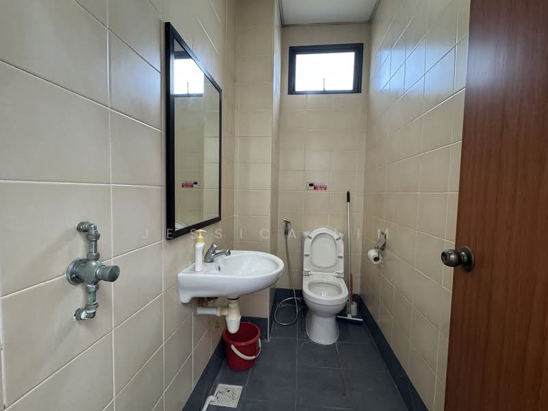 Tradehub 21, 8 Boon Lay Way, 1,840 sqft, Light Industrial (B1) For Rent, by Jessica Lim, 500103828 - Bathroom - CommercialGuru.com.sg