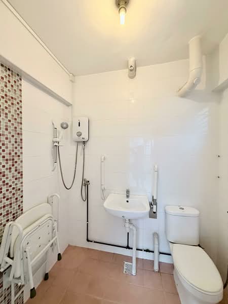 101 Potong Pasir Avenue 1, 101 Potong Pasir Avenue 1, 2 Bedrooms, 893 sqft, HDB Flat For Sale, by Qristine Goh, 500103836 - Bathroom - PropertyGuru.com.sg