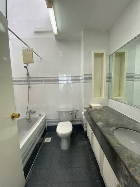 Siglap Center, 55 Siglap Road, 3 Bedrooms, 1,290 sqft, Apartment For Rent, by Gilad Coppersmith, 500103846 - Bathroom - PropertyGuru.com.sg