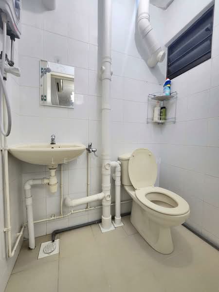 62 Telok Blangah Heights, 62 Telok Blangah Heights, Room Rental, 200 sqft, HDB Flat For Rent, by Lenny Tan, 500103934 - Bathroom - PropertyGuru.com.sg