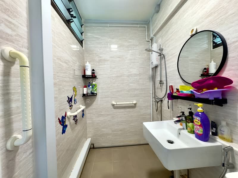 874 Woodlands Street 82, 874 Woodlands Street 82, 3 Bedrooms, 1,194 sqft, HDB Flat For Sale, by Farah Zack, 500103938 - Bathroom - PropertyGuru.com.sg