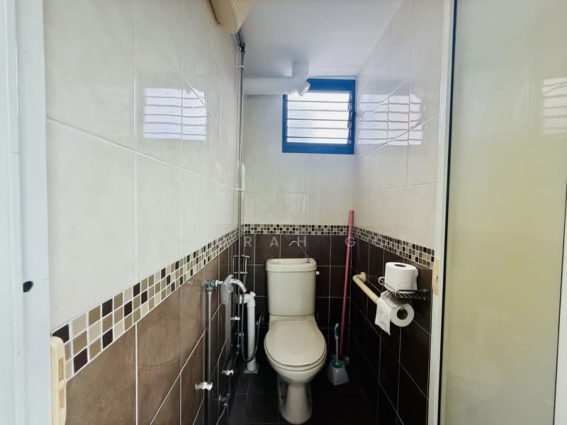 232 Bain Street, 232 Bain Street, 3 Bedrooms, 883 sqft, HDB Flat For Rent, by Deborah Guo, 500103953 - Bathroom - PropertyGuru.com.sg