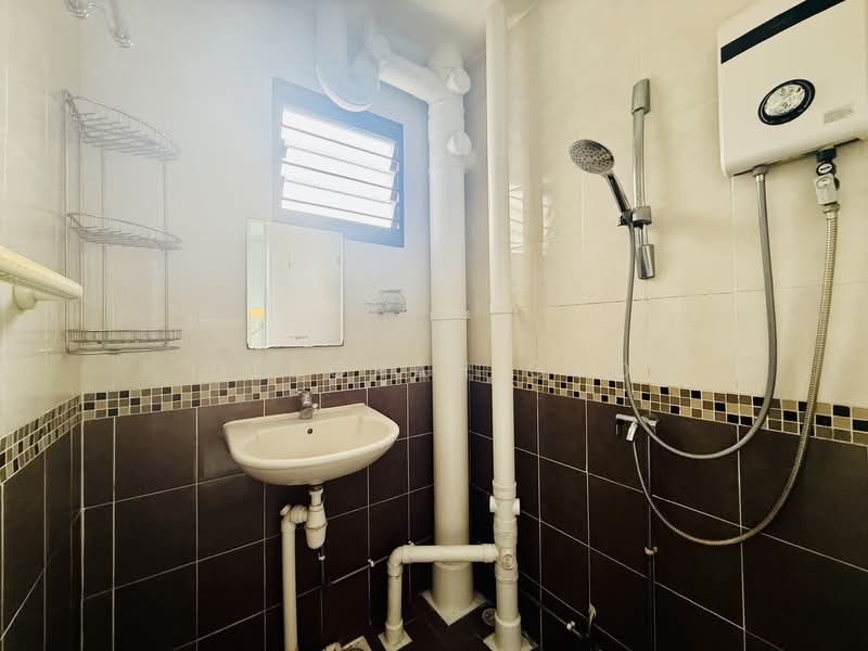232 Bain Street, 232 Bain Street, 3 Bedrooms, 883 sqft, HDB Flat For Rent, by Deborah Guo, 500103953 - Bathroom - PropertyGuru.com.sg