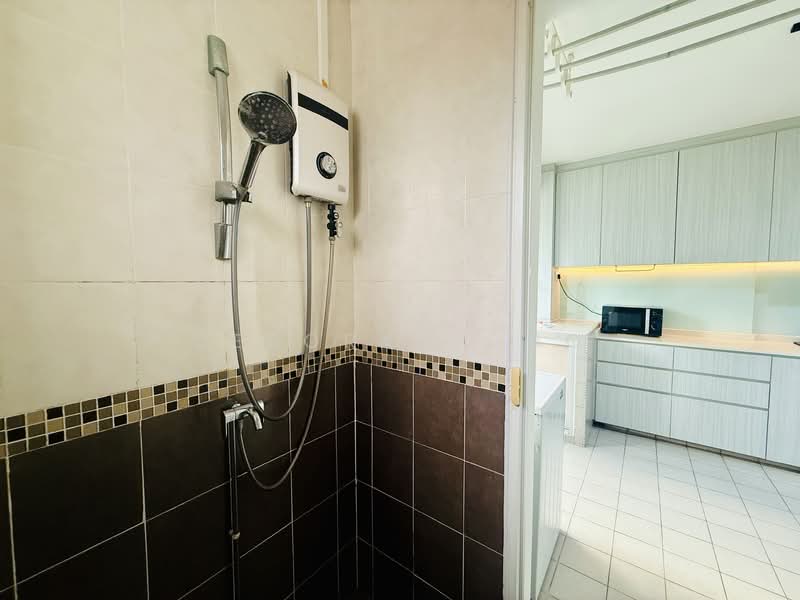 232 Bain Street, 232 Bain Street, 3 Bedrooms, 883 sqft, HDB Flat For Rent, by Deborah Guo, 500103953 - Bathroom - PropertyGuru.com.sg