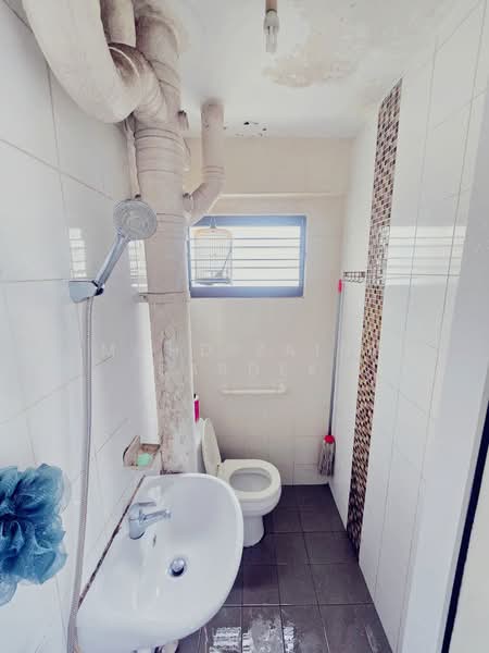 853 Woodlands Street 83, 853 Woodlands Street 83, 3 Bedrooms, 904 sqft, HDB Flat For Sale, by Mohd Zaini Sardek, 500103973 - Bathroom - PropertyGuru.com.sg