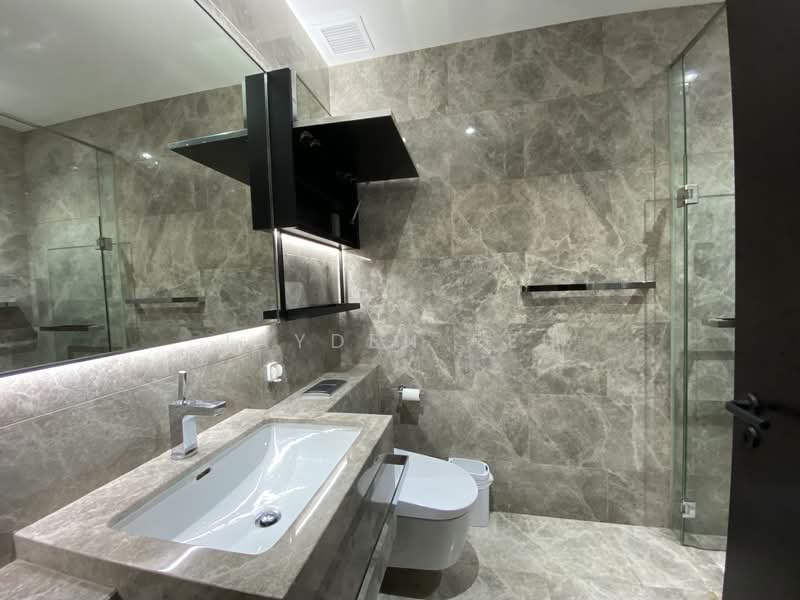 Martin Modern, 8 Martin Place, 3 Bedrooms, 1,087 sqft, Apartment For Sale, by Jayden Peh, 500103986 - Master Bathroom - PropertyGuru.com.sg