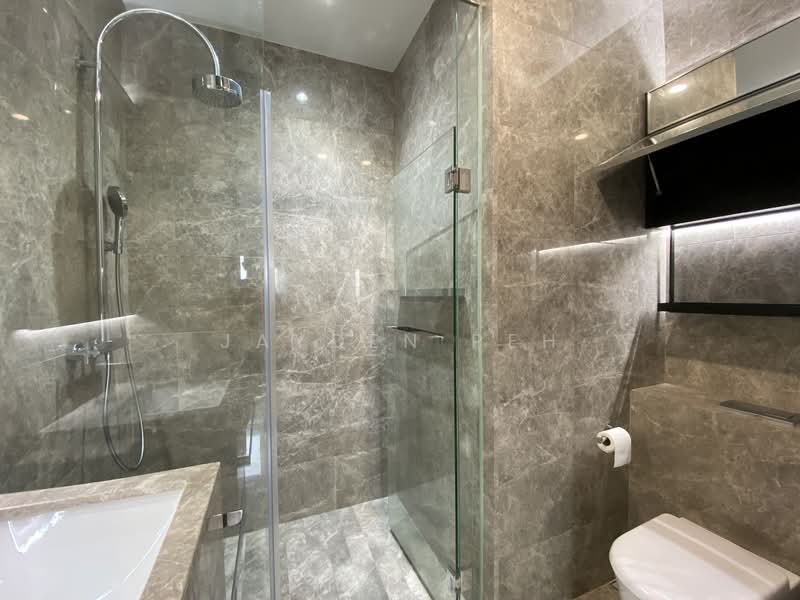 Martin Modern, 8 Martin Place, 3 Bedrooms, 1,087 sqft, Apartment For Sale, by Jayden Peh, 500103986 - Common Bathroom - PropertyGuru.com.sg