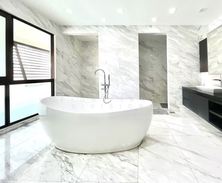 Huge Land, Wide Frontage Lifestyle Bungalow in Prime Mountbatten, , 7 Bedrooms, 18,000 sqft, Bungalow House For Sale, by YAN GOH, 500104030 - Bathroom - PropertyGuru.com.sg