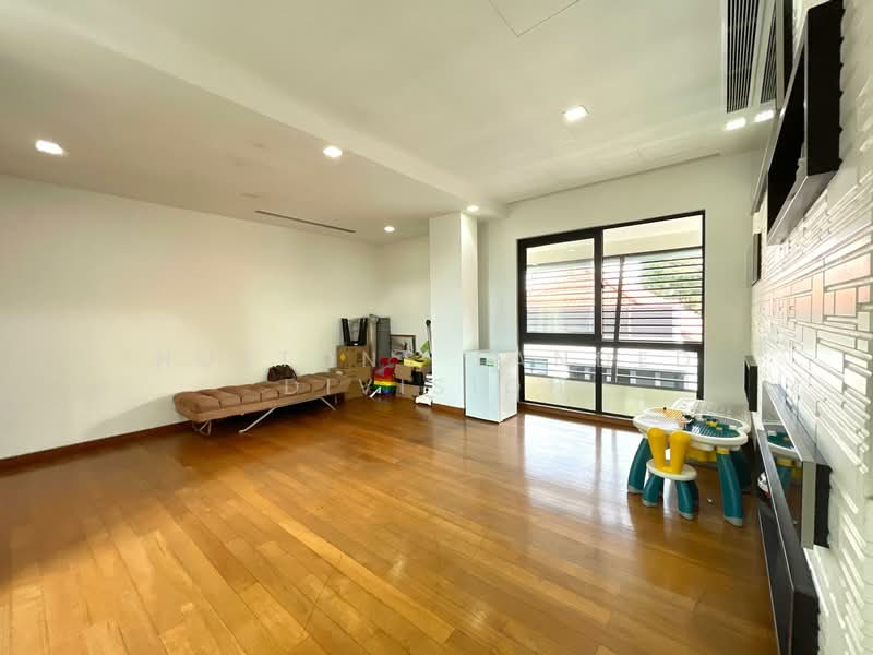 Huge Land, Wide Frontage Lifestyle Bungalow in Prime Mountbatten, , 7 Bedrooms, 18,000 sqft, Bungalow House For Sale, by YAN GOH, 500104030 - Living Room - PropertyGuru.com.sg