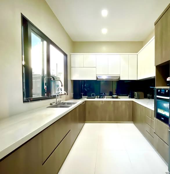 Huge Land, Wide Frontage Lifestyle Bungalow in Prime Mountbatten, , 7 Bedrooms, 18,000 sqft, Bungalow House For Sale, by YAN GOH, 500104030 - Kitchen - PropertyGuru.com.sg