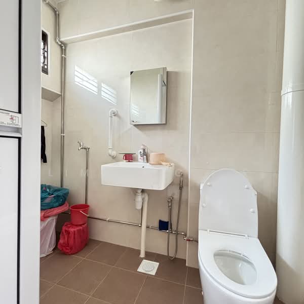 413 Choa Chu Kang Avenue 3, 413 Choa Chu Kang Avenue 3, 3 Bedrooms, 1,119 sqft, HDB Flat For Sale, by Lim Rong Jie, 500104039 - Bathroom - PropertyGuru.com.sg