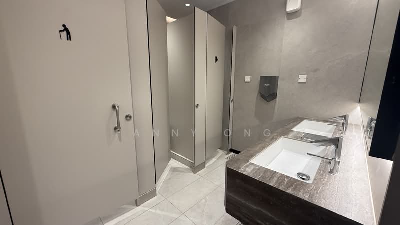 The Heeren, 260 Orchard Road, 5,060 sqft, Office For Rent, by Fanny Ong, 500104052 - Bathroom - CommercialGuru.com.sg