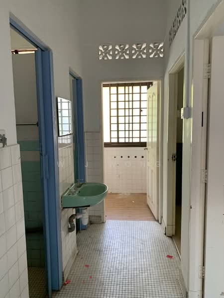 changi road, CHANGI ROAD, 4 Bedrooms, 1,323 sqft, Walk-up Apartment For Sale, by W J Wong, 500104082 - Bathroom - PropertyGuru.com.sg