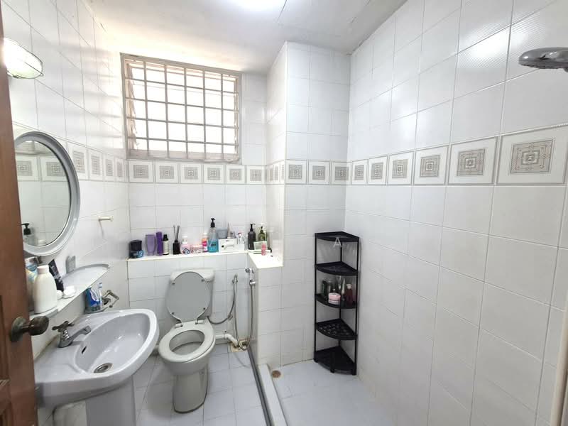 Kum Hing Court, 28 Tomlinson Road, Room Rental, 180 sqft, Apartment For Rent, by Evan Tan, 500104091 - Bathroom - PropertyGuru.com.sg