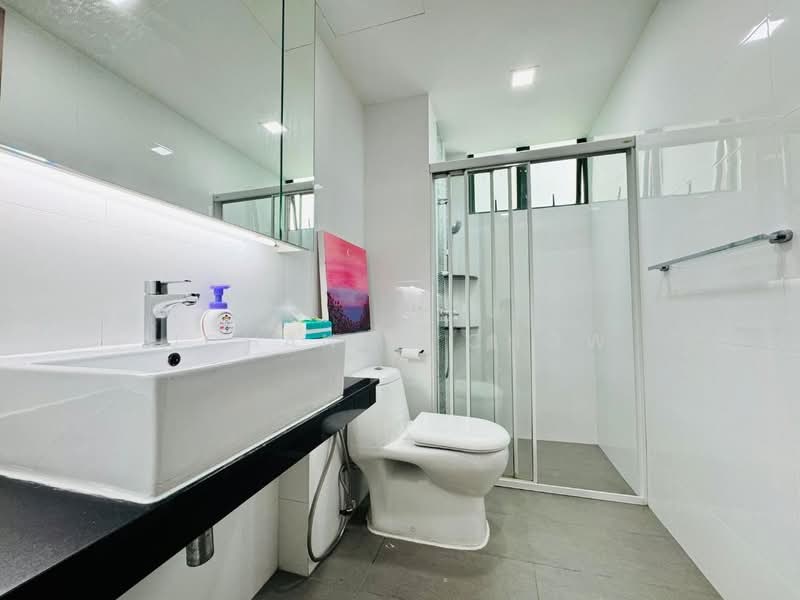 Lakeholmz, 82 Corporation Road, 3 Bedrooms, 1,249 sqft, Condominium For Sale, by Johanna Chow, 500104095 - Bathroom - PropertyGuru.com.sg