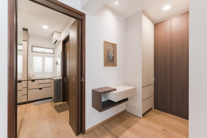 Thomson Garden Estate, Jalan Rabu, 6 Bedrooms, 5,635 sqft, Semi-Detached House For Sale, by Julia Bensily, 500104096 - MBR Walk in Wardrobe - PropertyGuru.com.sg