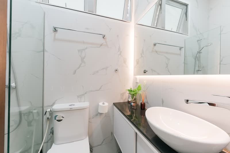 Thomson Garden Estate, Jalan Rabu, 6 Bedrooms, 5,635 sqft, Semi-Detached House For Sale, by Julia Bensily, 500104096 - Bathroom - PropertyGuru.com.sg