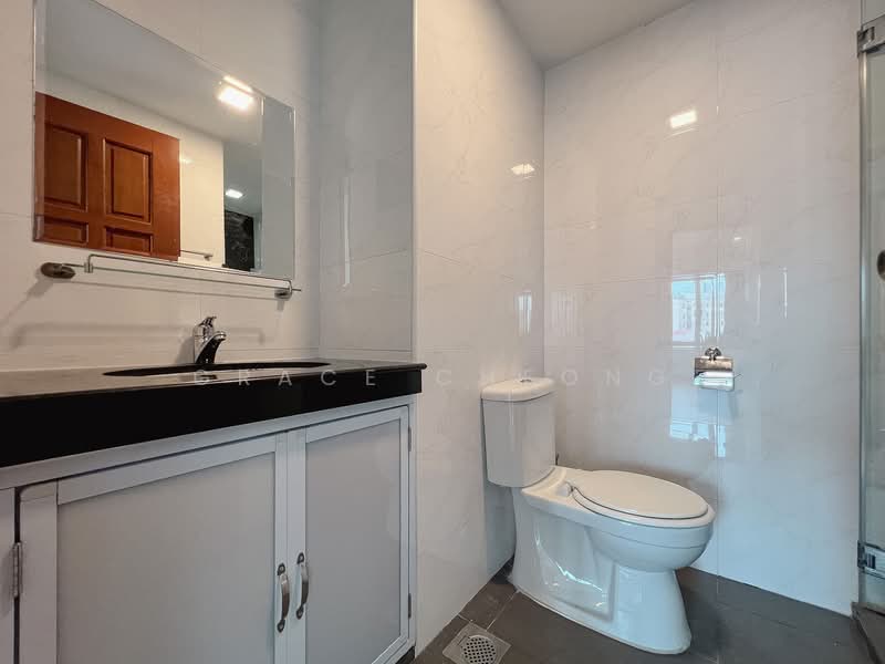 Simsville, 2 Geylang East Avenue 2, 2 Bedrooms, 969 sqft, Condominium For Rent, by Grace Cheong, 500104121 - Common Bathroom - PropertyGuru.com.sg