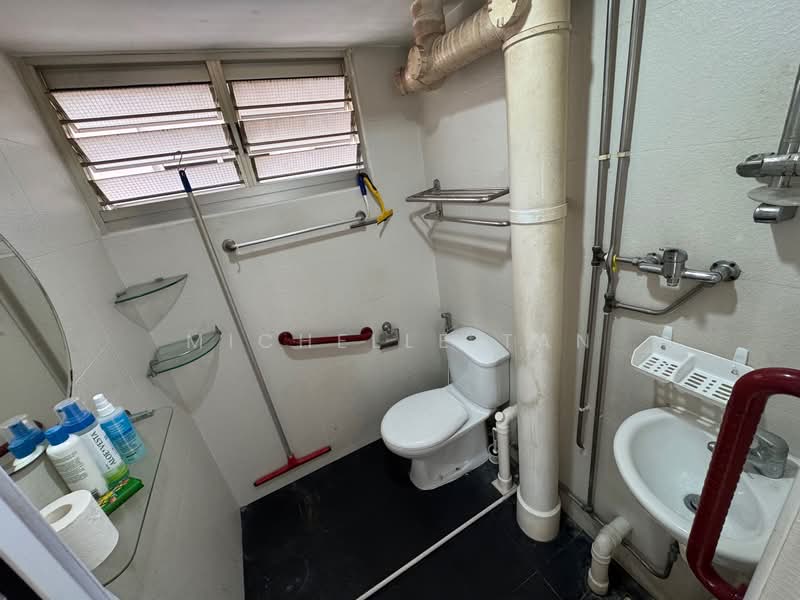 118 Ang Mo Kio Avenue 4, 118 Ang Mo Kio Avenue 4, 2 Bedrooms, 797 sqft, HDB Flat For Sale, by Michelle Tan, 500104128 - Bathroom - PropertyGuru.com.sg