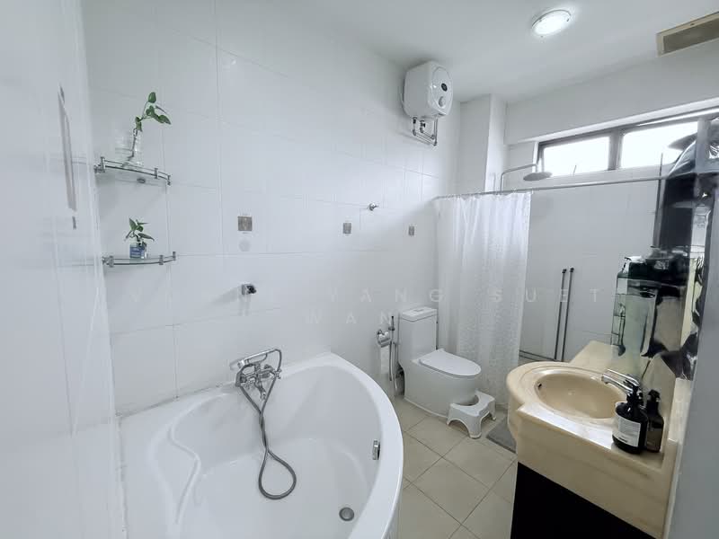 Tanah Merah Mansion, 137 Tanah Merah Kechil Road, 3 Bedrooms, 1,324 sqft, Condominium For Sale, by Yvonne Yang Suet Wan, 500104147 - Master Bathroom - PropertyGuru.com.sg