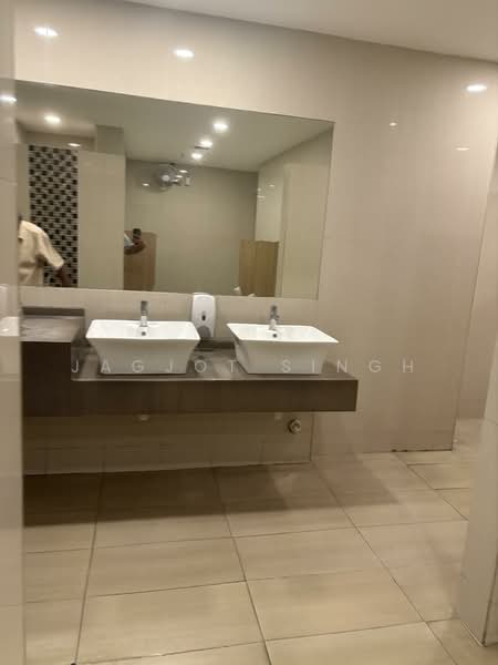 High Street Centre, 1 North Bridge Road, City Hall / Clarke Quay, 441 sqft, Office For Sale, by Jagjot Singh, 500104229 - Bathroom - CommercialGuru.com.sg