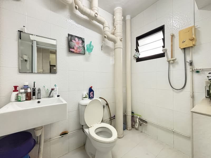 353 Ang Mo Kio Street 32, 353 Ang Mo Kio Street 32, 3 Bedrooms, 1,023 sqft, HDB Flat For Rent, by Darren Keong, 500104258 - Bathroom - PropertyGuru.com.sg