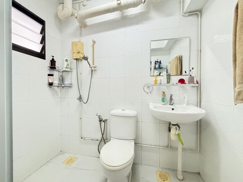 353 Ang Mo Kio Street 32, 353 Ang Mo Kio Street 32, 3 Bedrooms, 1,023 sqft, HDB Flat For Rent, by Darren Keong, 500104258 - Bathroom - PropertyGuru.com.sg