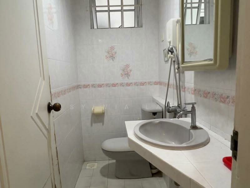 SIGLAP - RARE CORNER TERRACE, POSSIBLE REBUILD OR A&A, East Coast, Siglap, Yarrow Gardens,  Elite Park Ave, 4 Bedrooms, 2,500 sqft, Corner Terrace For Sale, by Sylvia Lau, 500104265 - Bathroom - PropertyGuru.com.sg