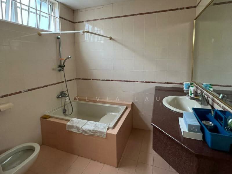 SIGLAP - RARE CORNER TERRACE, POSSIBLE REBUILD OR A&A, East Coast, Siglap, Yarrow Gardens,  Elite Park Ave, 4 Bedrooms, 2,500 sqft, Corner Terrace For Sale, by Sylvia Lau, 500104265 - Bathroom - PropertyGuru.com.sg