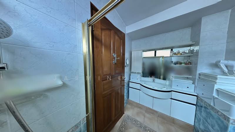 FREEHOLD SEMI-D NEAR BARTLEY AND SERANGOON, , 5 Bedrooms, 3,400 sqft, Semi-Detached House For Sale, by Jasmine Chen, 500104278 - Bathroom - PropertyGuru.com.sg