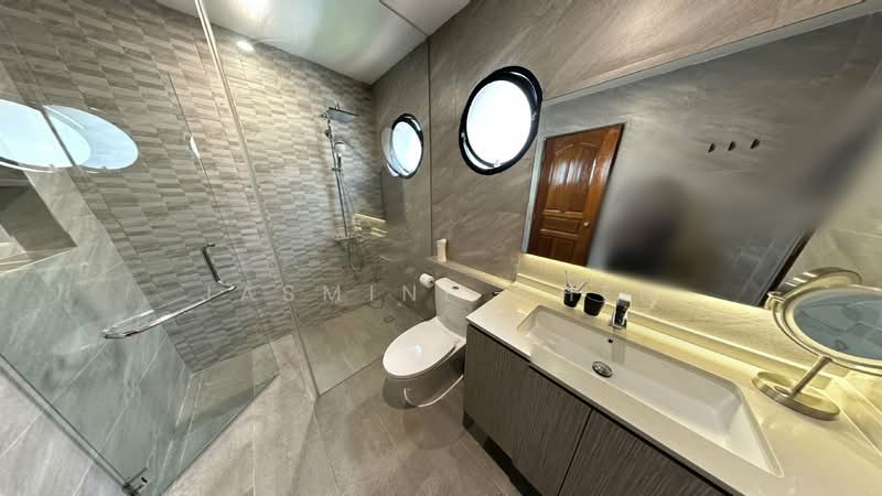 FREEHOLD SEMI-D NEAR BARTLEY AND SERANGOON, , 5 Bedrooms, 3,400 sqft, Semi-Detached House For Sale, by Jasmine Chen, 500104278 - Bathroom - PropertyGuru.com.sg