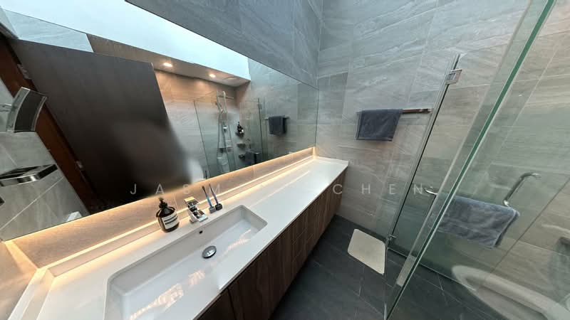 FREEHOLD SEMI-D NEAR BARTLEY AND SERANGOON, , 5 Bedrooms, 3,400 sqft, Semi-Detached House For Sale, by Jasmine Chen, 500104278 - Bathroom - PropertyGuru.com.sg