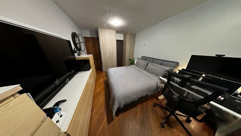 FREEHOLD SEMI-D NEAR BARTLEY AND SERANGOON, , 5 Bedrooms, 3,400 sqft, Semi-Detached House For Sale, by Jasmine Chen, 500104278 - Bedroom - PropertyGuru.com.sg