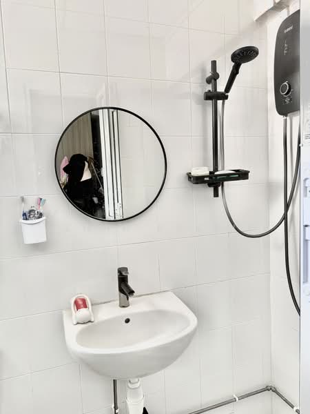 335 Bukit Batok Street 32, 335 Bukit Batok Street 32, 2 Bedrooms, 688 sqft, HDB Flat For Sale, by Azhar Baksin, 500104295 - Bathroom - PropertyGuru.com.sg