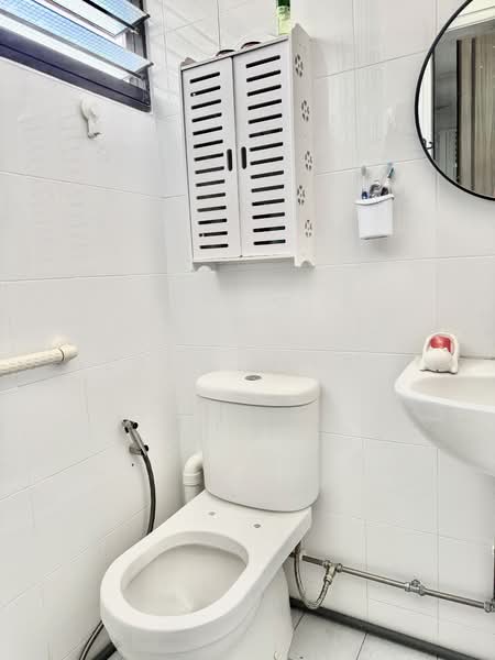 335 Bukit Batok Street 32, 335 Bukit Batok Street 32, 2 Bedrooms, 688 sqft, HDB Flat For Sale, by Azhar Baksin, 500104295 - Bathroom - PropertyGuru.com.sg