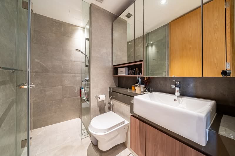 Midwood, 10 Hillview Rise, 2 Bedrooms, 689 sqft, Condominium For Sale, by Joan Loh, 500104382 - Bathroom - PropertyGuru.com.sg