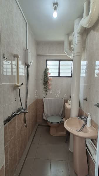 279 Yishun Street 22, 279 Yishun Street 22, 3 Bedrooms, 1,119 sqft, HDB Flat For Sale, by Chan Teck Wah, 500104385 - Bathroom - PropertyGuru.com.sg