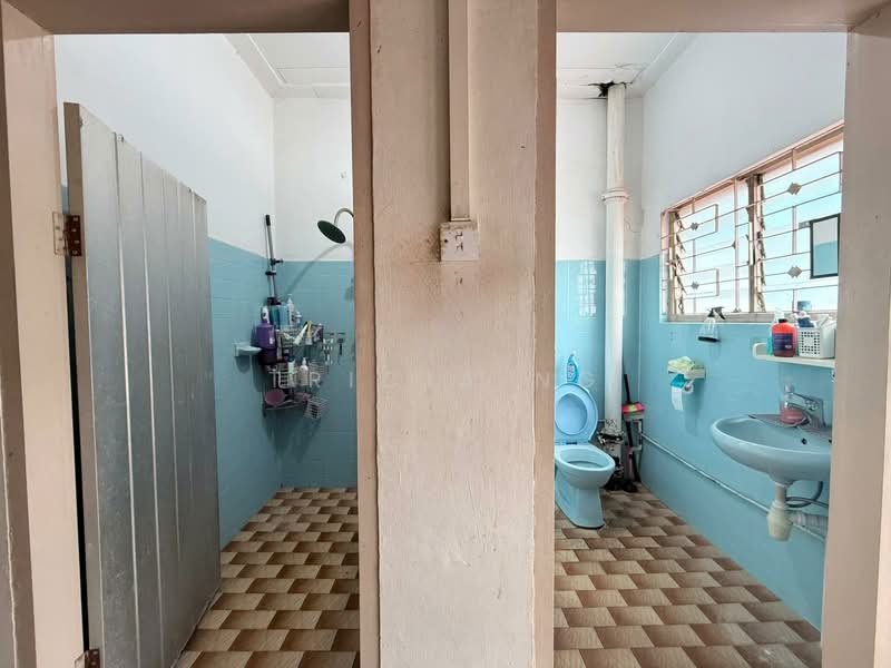 15 Sandy Lane, , 4 Bedrooms, 2,174 sqft, Semi-Detached House For Sale, by Tricia Ng, 500104424 - Bathroom - PropertyGuru.com.sg