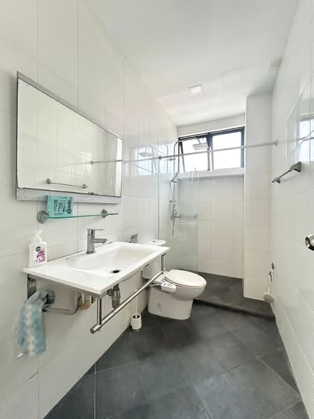 Seraya Ville, 11 Seraya Lane, 3 Bedrooms, 1,227 sqft, Condominium For Sale, by Carolyn Pang, 500104435 - Bathroom - PropertyGuru.com.sg